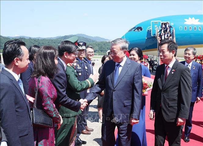 Cán bộ, nhân viên Đại sứ quán và cộng đồng người Việt Nam tại Hàn Quốc đón Tổng Bí thư Tô Lâm và Phu nhân ở Sân bay quân sự Seongnam, thủ đô Seoul. Ảnh: Thống Nhất - TTXVN