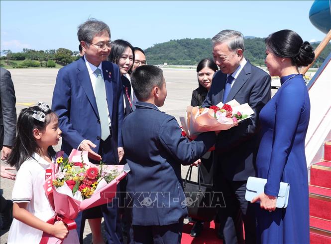 Tổng Bí thư Tô Lâm và Phu nhân đến thủ đô Seoul, bắt đầu chuyến thăm cấp Nhà nước tới Hàn Quốc. Ảnh: Thống Nhất – TTXVN
