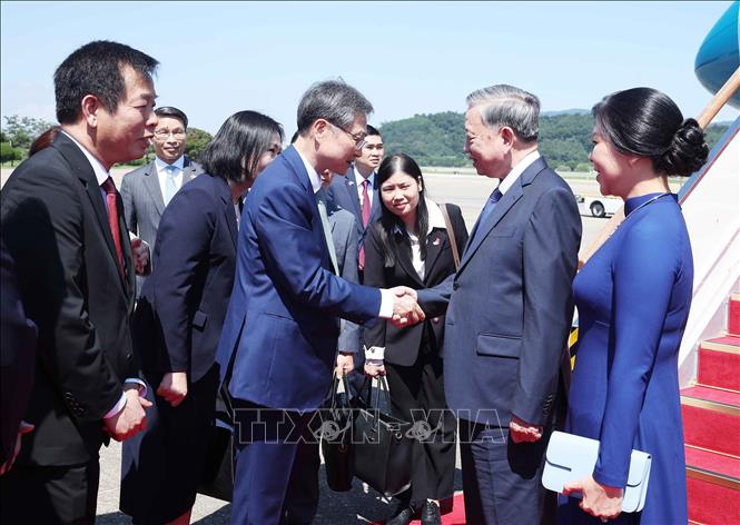 Bộ trưởng Ngoại giao Cho Hyun cùng các quan chức Hàn Quốc đón Tổng Bí thư Tô Lâm và Phu nhân tại Sân bay quân sự Seongnam, thủ đô Seoul. Ảnh: Thống Nhất – TTXVN