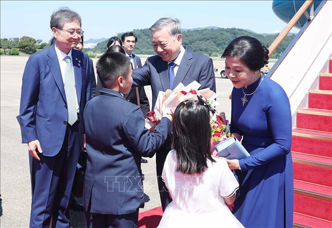 Tổng Bí thư Tô Lâm và Phu nhân đến thủ đô Seoul, bắt đầu chuyến thăm cấp Nhà nước tới Hàn Quốc. Ảnh: Thống Nhất – TTXVN