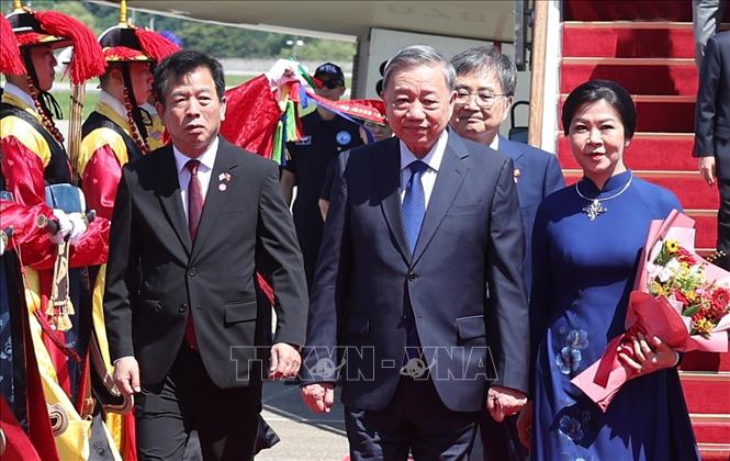 Tổng Bí thư Tô Lâm và Phu nhân đến thủ đô Seoul, bắt đầu chuyến thăm cấp Nhà nước tới Hàn Quốc. Ảnh: Thống Nhất – TTXVN