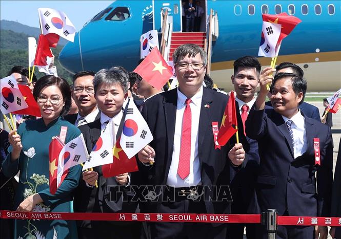 Cán bộ, nhân viên Đại sứ quán và cộng đồng người Việt Nam tại Hàn Quốc đón Tổng Bí thư Tô Lâm và Phu nhân ở Sân bay quân sự Seongnam, thủ đô Seoul. Ảnh: Thống Nhất - TTXVN