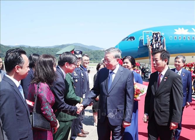 Cán bộ, nhân viên Đại sứ quán và cộng đồng người Việt Nam tại Hàn Quốc đón Tổng Bí thư Tô Lâm và Phu nhân. Ảnh: Thống Nhất- TTXVN