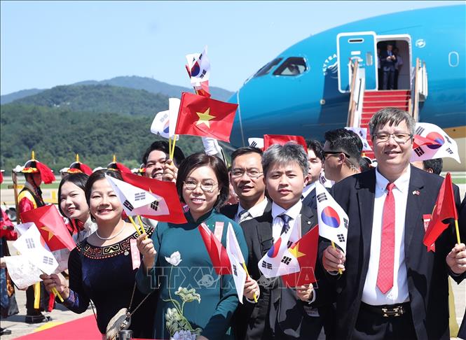 Cán bộ, nhân viên Đại sứ quán và cộng đồng người Việt Nam tại Hàn Quốc đón Tổng Bí thư Tô Lâm và Phu nhân. Ảnh: Thống Nhất- TTXVN