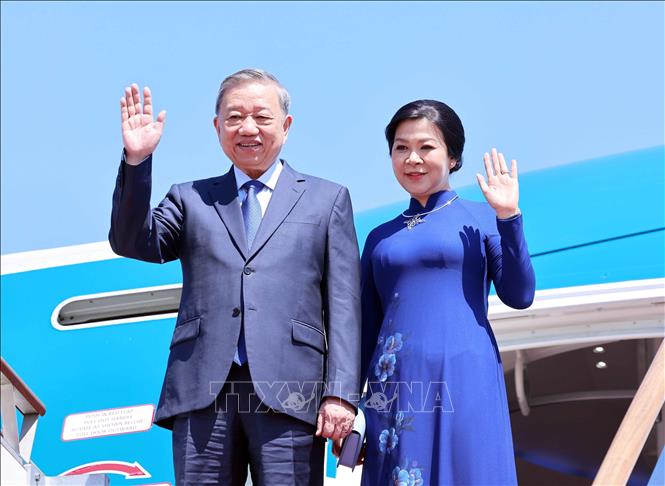 General Secretary of the Communist Party of Vietnam Central Committee To Lam and his spouse Ngo Phuong Ly arrive in Seoul. VNA Photo: Thống Nhất