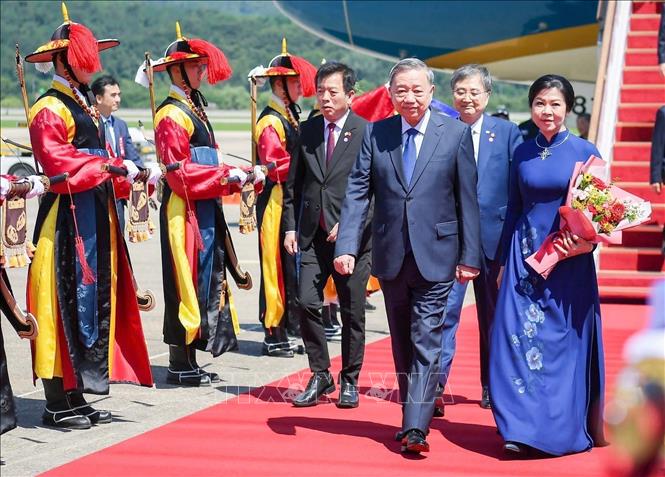 Party General Secretary To Lam and his spouse Ngo Phuong Ly arrive in Seoul. VNA Photo: Thống Nhất