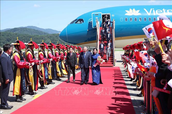 Party General Secretary To Lam and his spouse Ngo Phuong Ly arrive at Seongnam Air Base in Seoul. VNA Photo: Thống Nhất