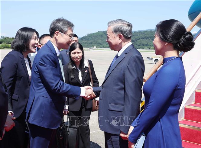 Cho Hyun, Minister of Foreign Affairs of Republic of Korea, welcomes Party General Secretary To Lam and his spouse Ngo Phuong Ly. VNA Photo: Thống Nhất