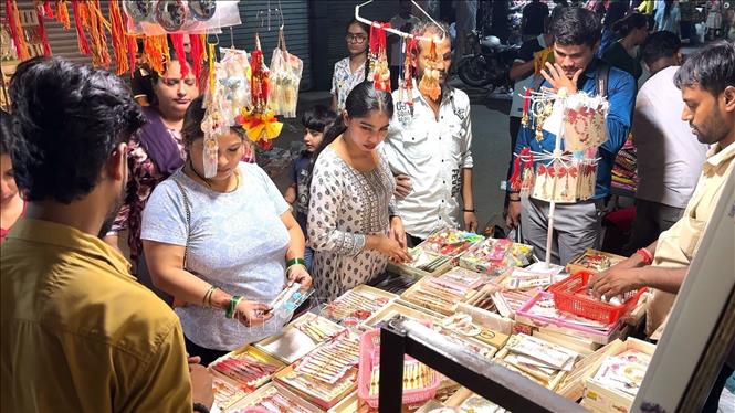  Các chị em gái đang chọn mua Rakhi. Ảnh: Ngọc Thúy - PV TTXVN tại Ấn Độ