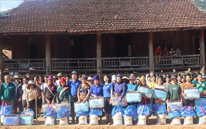 Đoàn công tác tặng quà người dân bị thiên tai xã Huổi Một, tỉnh Sơn La. Ảnh: TTXVN phát