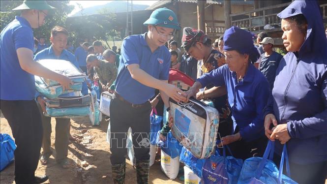 Bí thư Trung ương Đoàn, Chủ tịch Trung ương Hội Liên hiệp Thanh niên Việt Nam Nguyễn Tường Lâm thăm hỏi, tặng quà người dân bị thiên tai xã Huổi Một, tỉnh Sơn La. Ảnh: TTXVN phát