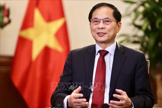 Phó Thủ tướng, Bộ trưởng Ngoại giao Bùi Thanh Sơn trả lời phỏng vấn truyền thông, báo chí Hàn Quốc về chuyến thăm của Tổng Bí thư Tô Lâm. Ảnh: TTXVN phát