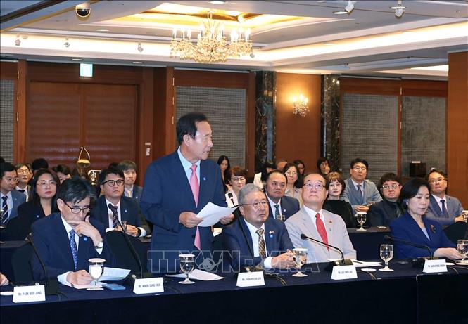 Chủ tịch huyện Bonghwa (Hàn Quốc) Park Hyun Guk phát biểu tại buổi gặp mặt. Ảnh: Thống Nhất - TTXVN