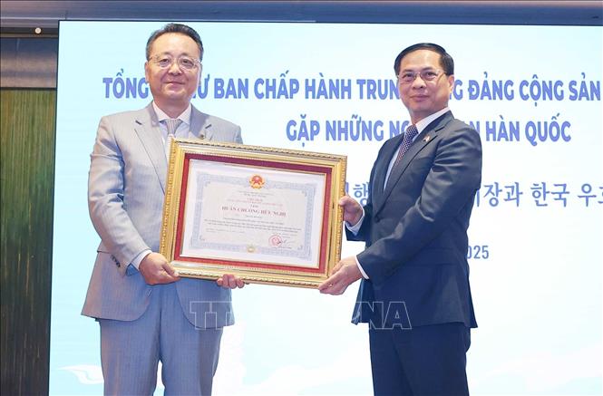 Phó Thủ tướng, Bộ trưởng Ngoại giao Bùi Thanh Sơn trao tặng Huân chương Hữu nghị cho ông Chang Ho Ick, Chủ tịch Hội những người Hàn Quốc yêu Việt Nam. Ảnh: Thống Nhất - TTXVN