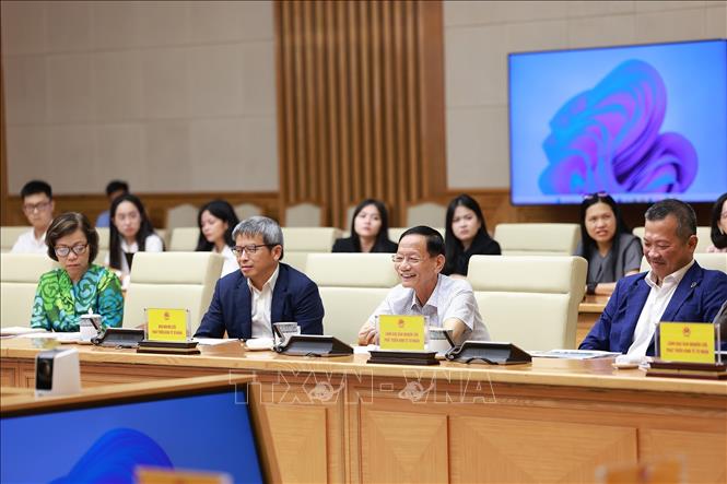 Các thành viên Ban Nghiên cứu phát triển kinh tế tư nhân tham dự buổi làm việc. Ảnh: Dương Giang – TTXVN
