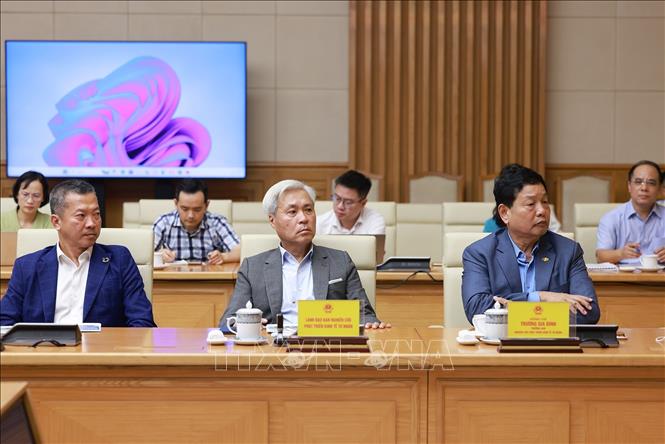 Các thành viên Ban Nghiên cứu phát triển kinh tế tư nhân tham dự buổi làm việc. Ảnh: Dương Giang – TTXVN
