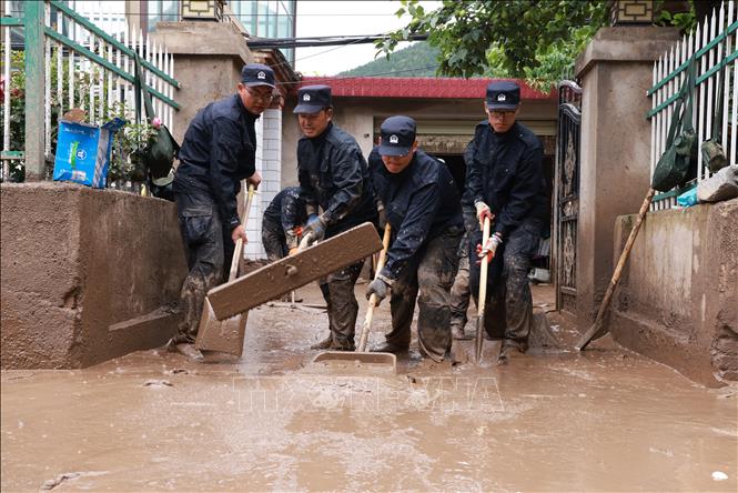 Lực lượng cứu hộ dọn bùn sau mưa lũ ở tỉnh Cam Túc, Trung Quốc ngày 8/8/2025. Ảnh: THX/TTXVN