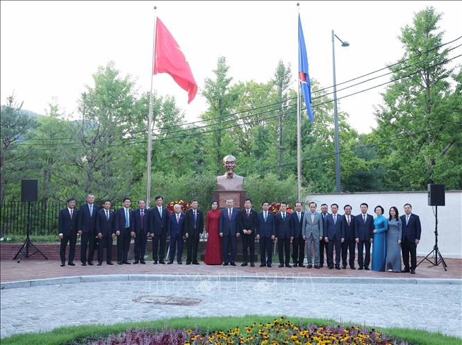 Tổng Bí thư Tô Lâm và Phu nhân dự Lễ khánh thành tượng đài Chủ tịch Hồ Chí Minh tại Đại sứ quán Việt Nam. Ảnh: Thống Nhất - TTXVN
