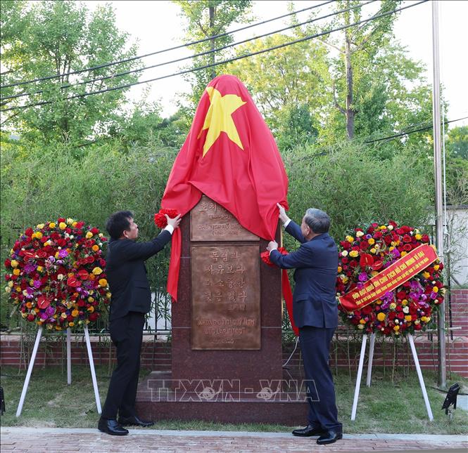 Tổng Bí thư Tô Lâm thực hiện nghi thức khánh thành tượng đài Chủ tịch Hồ Chí Minh tại Đại sứ quán Việt Nam. Ảnh: Thống Nhất - TTXVN