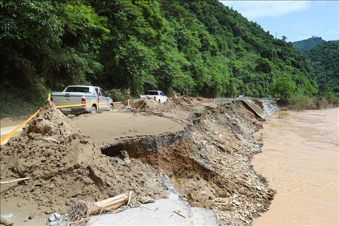 Việc khẩn trương khôi phục hạ tầng giao thông tuyến quốc lộ 7 giúp đảm bảo an toàn giao thông, góp phần khôi phục kinh tế, nhanh chóng ổn định đời sống người dân. Ảnh: Xuân Tiến - TTXVN 
