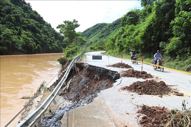 Những điểm sạt lở lớn xảy ra tại những vị trí, cung đường cua, cong trên tuyến quốc lộ 7 càng tiềm ẩn cao nguy cơ mất an toàn giao thông. Ảnh: Xuân Tiến - TTXVN 
