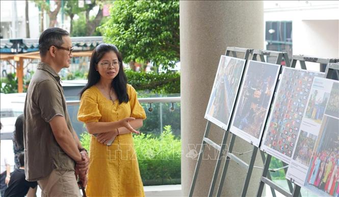 Khách tham quan triển lãm. Ảnh: TTXVN phát 