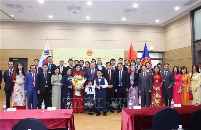 Tổng Bí thư Tô Lâm và Phu nhân với cán bộ, nhân viên Đại sứ quán và cộng đồng người Việt Nam tại Hàn Quốc. Ảnh: Thống Nhất - TTXVN