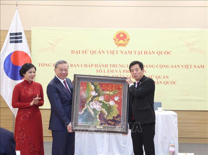 Tổng Bí thư Tô Lâm tặng quà cho cán bộ, nhân viên Đại sứ quán Việt Nam tại Hàn Quốc. Ảnh: Thống Nhất - TTXVN
