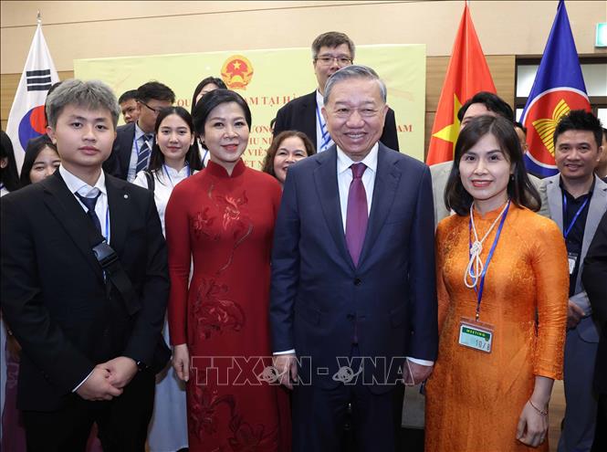 Tổng Bí thư Tô Lâm và Phu nhân với cán bộ, nhân viên Đại sứ quán và cộng đồng người Việt Nam tại Hàn Quốc. Ảnh: Thống Nhất - TTXVN