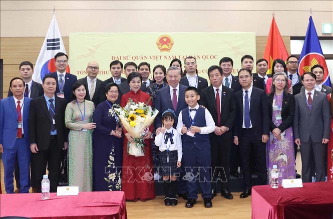 Tổng Bí thư Tô Lâm và Phu nhân với cán bộ, nhân viên Đại sứ quán và cộng đồng người Việt Nam tại Hàn Quốc. Ảnh: Thống Nhất - TTXVN