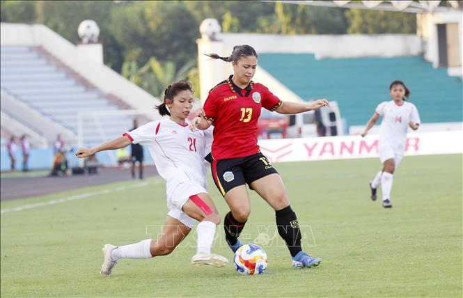 Kết thúc trận đấu, đội tuyển nữ Myanmar giành chiến thắng với tỷ số 3-0. Ảnh: Tạ Toàn – TTXVN