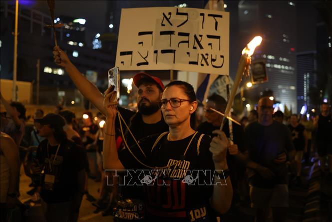 Người dân Israel tuần hành tại Tel Aviv, phản đối quyết định chiếm đóng thành phố Gaza của quân đội Israel, ngày 9/8/2025. Ảnh: THX/TTXVN