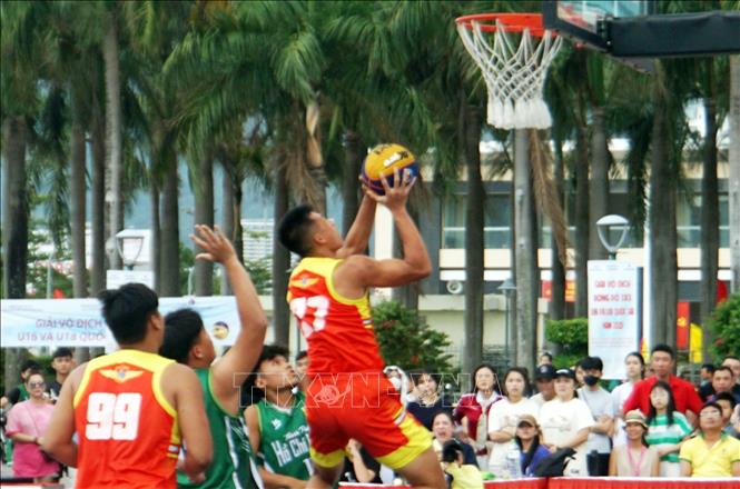 Các vận động viên thi đấu ở trận Chung kết U18 nam. Ảnh: Trịnh Bang Nhiệm - TTXVN