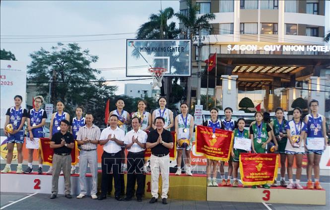 Ban tổ chức trao thưởng cho các đội nữ U18 đạt giải. Ảnh: Trịnh Bang Nhiệm - TTXVN