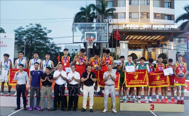  Ban tổ chức trao thưởng cho các đội nam U18 đạt giải. Ảnh: Trịnh Bang Nhiệm - TTXVN
