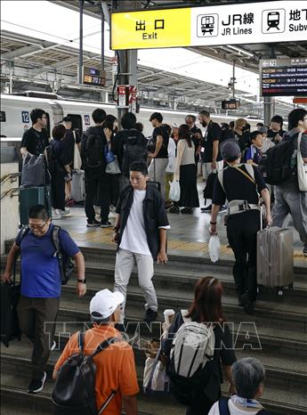Hành khách tại ga JR Shin-Osaka ở Osaka, Nhật Bản ngày 9/8/2025. Ảnh: Kyodo/TTXVN