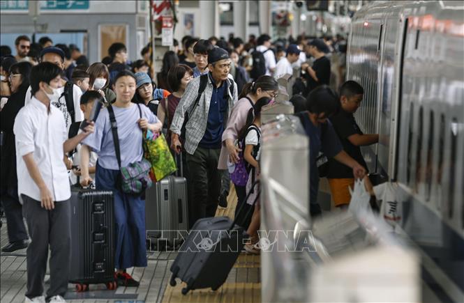 Hành khách tại ga JR Shin-Osaka ở Osaka, Nhật Bản ngày 9/8/2025. Ảnh: Kyodo/TTXVN