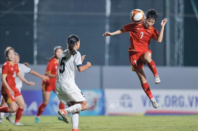 Pha bật cao đánh đầu của Hoài Trinh (số 7, U20 Việt Nam). Ảnh: Minh Quyết - TTXVN