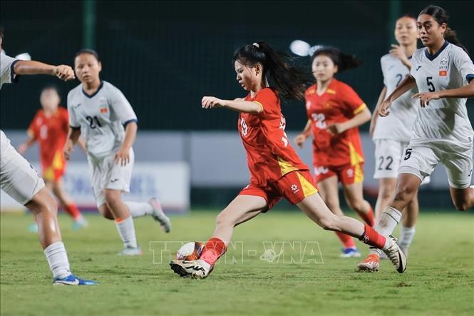 Pha đi bóng dũng mãnh của Thanh Hiếu (số 10, U20 Việt Nam). Ảnh: Minh Quyết - TTXVN
