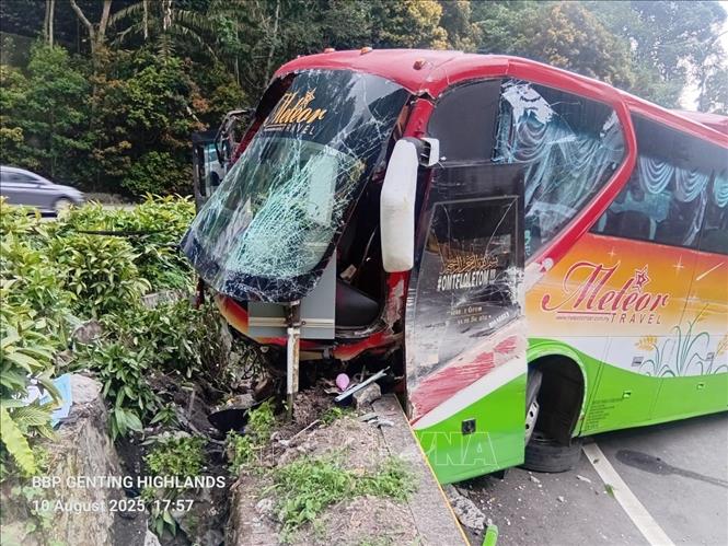 Hiện trường vụ tai nạn xe buýt chở khách du lịch Việt Nam tại Pahang, Malaysia. Ảnh: TTXVN phát