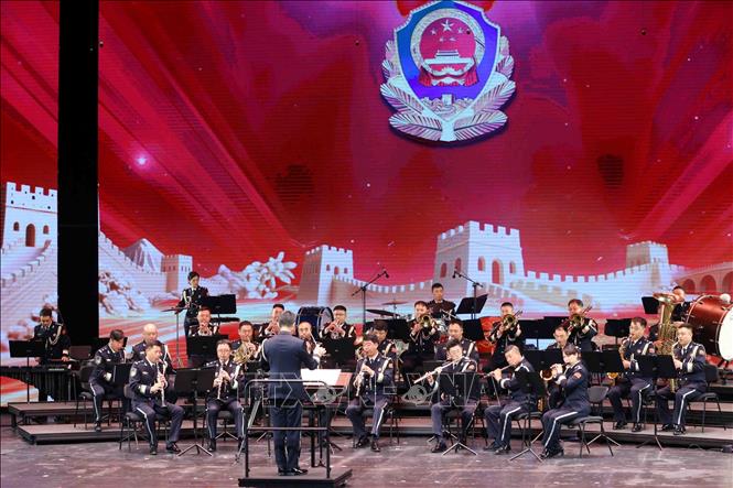 Đoàn nhạc cảnh sát Trung Quốc biểu diễn. Ảnh: Phạm Kiên - TTXVN