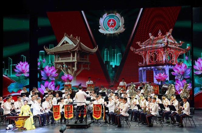 Đoàn nhạc Công an nhân dân biểu diễn. Ảnh: Phạm Kiên - TTXVN