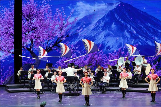 Đoàn Cảnh sát Thủ đô Tokyo, Nhật bản biểu diễn. Ảnh: Phạm Kiên - TTXVN