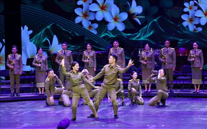 Đoàn Nghệ thuật Công an Cộng hoà Dân chủ Nhân dân Lào biểu diễn. Ảnh: Phạm Kiên - TTXVN