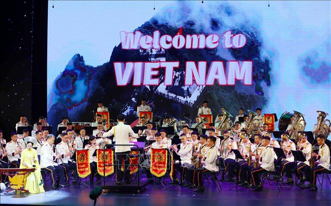 Đoàn nhạc Công an nhân dân biểu diễn. Ảnh: Phạm Kiên - TTXVN