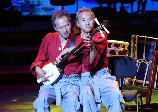 Nhóm nhạc là anh em sinh đôi Kohei và Ryohei, Nguyên đại sứ văn hoá Nhật Bản cùng với loại nhạc cụ truyền thống Nhật Bản biểu diễn. Ảnh: Phạm Kiên - TTXVN