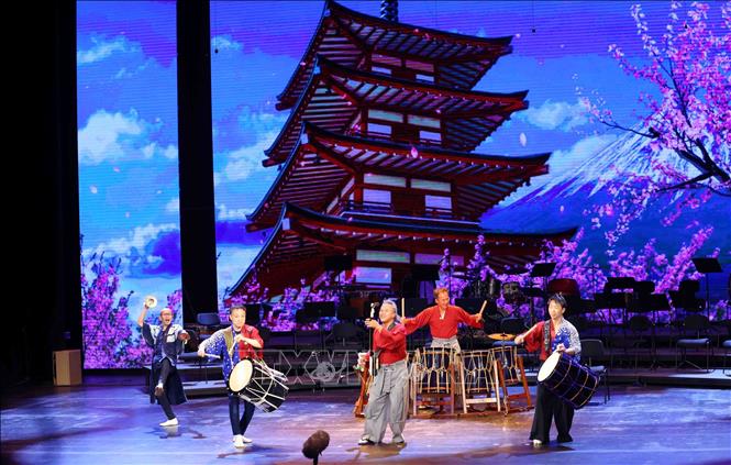 Nhóm nhạc là anh em sinh đôi Kohei và Ryohei, Nguyên đại sứ văn hoá Nhật Bản cùng với loại nhạc cụ truyền thống Nhật Bản biểu diễn. Ảnh: Phạm Kiên - TTXVN