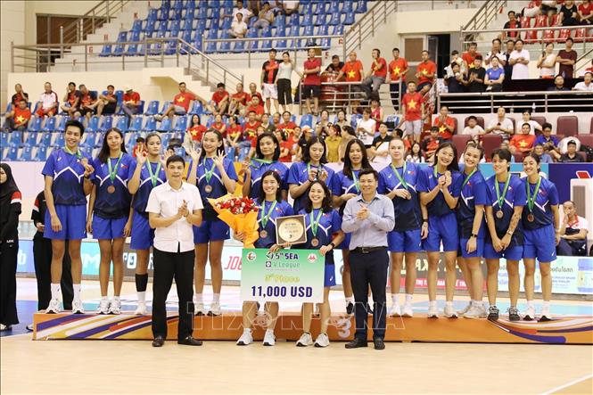 Ban Tổ chức trao giải Ba cho đội Philippines. Ảnh: Đức Phương – TTXVN