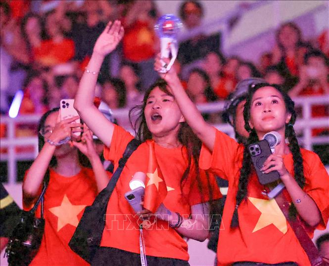 Khán giả hòa nhịp đập cùng các tiết mục đặc sắc trong chương trình. Ảnh: Thanh Tùng -  TTXVN