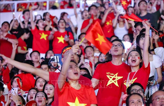 Khán giả hòa nhịp đập cùng các tiết mục đặc sắc trong chương trình. Ảnh: Thanh Tùng -  TTXVN